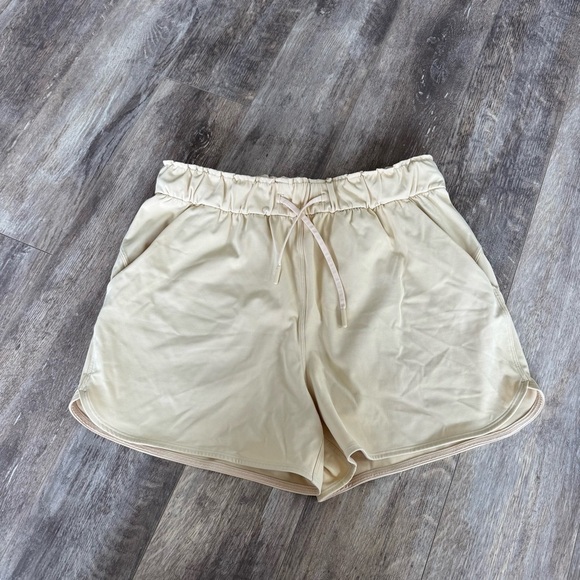 Lululemon 🍋 STRETCH LUXTREME HIGH-RISE SHORT 3.5"
Prosecco - Picture 7 of 7